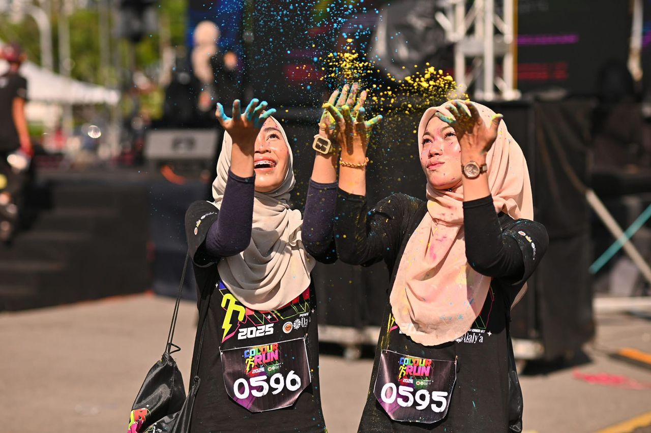 Peserta Daly'a Colour Run 2025 dengan serbuk warna