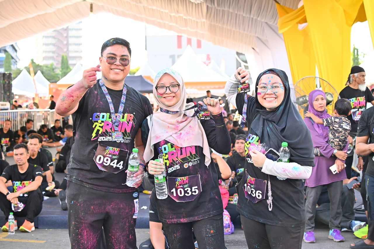 Peserta bersama-sama bergambar selepas larian