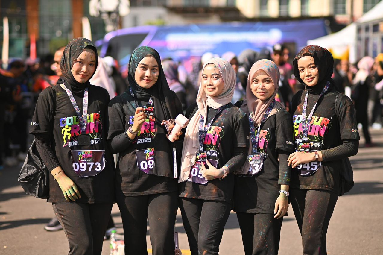 Peserta menikmati pengalaman Colour Run