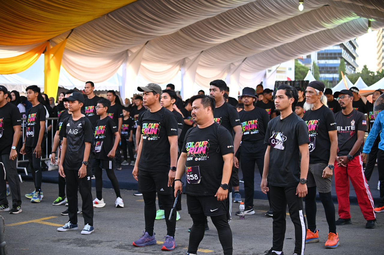 Peserta Daly'a Colour Run 2025 beraksi