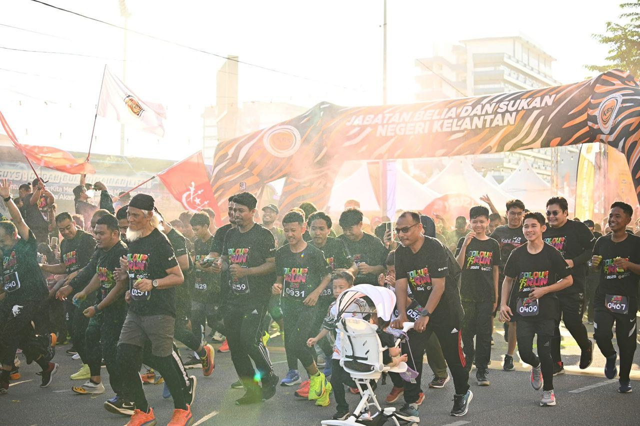 Aksi peserta Daly'a Colour Run 2025